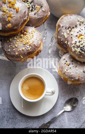 Polissent les beignets Paczki avec une tasse de café Banque D'Images