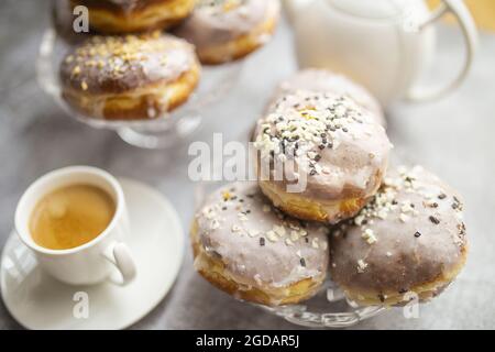 Gros plan de beignets polonais Paczki avec une tasse de café Banque D'Images