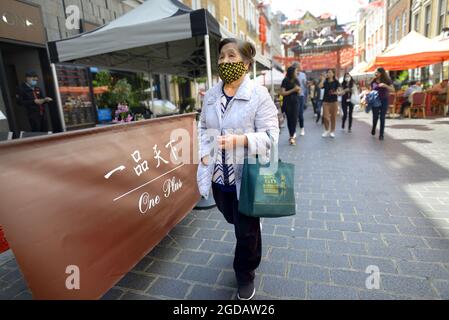 Londres, Angleterre, Royaume-Uni. Femme âgée de Gerrard Street, Chinatown, portant un masque de visage pendant la COVID, juillet 2021 Banque D'Images