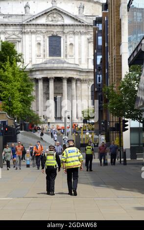 Londres, Angleterre, Royaume-Uni. Des policiers marchent sur la colline Saint-Pierre en direction de la cathédrale Saint-Paul Banque D'Images