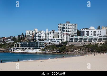 Sydney, Australie. Jeudi 12 août 2021. Les habitants s'entraînent et profitent d'une belle journée d'hiver avec une température maximale d'environ 22 ºC à Bondi Beach. Les restrictions de verrouillage pour certaines parties du Grand Sydney ont été encore étendues en raison de l'épandage de la variante Delta. Crédit : Paul Lovelace/Alamy Live News Banque D'Images