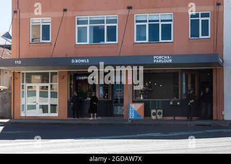 Sydney, Australie. Jeudi 12th août 2021. Bondi Cafe, porche et salon. Les restrictions de verrouillage pour certaines parties du Grand Sydney ont été encore étendues en raison de l'épandage de la variante Delta. Crédit : Paul Lovelace/Alamy Live News Banque D'Images