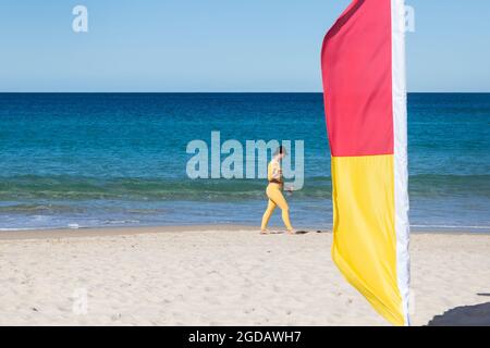 Sydney, Australie. Jeudi 12 août 2021. Les habitants s'entraînent et profitent d'une belle journée d'hiver avec une température maximale d'environ 22 ºC à Bondi Beach. Les restrictions de verrouillage pour certaines parties du Grand Sydney ont été encore étendues en raison de l'épandage de la variante Delta. Crédit : Paul Lovelace/Alamy Live News Banque D'Images