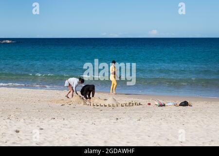 Sydney, Australie. Jeudi 12 août 2021. Les habitants s'entraînent et profitent d'une belle journée d'hiver avec une température maximale d'environ 22 ºC à Bondi Beach. Les restrictions de verrouillage pour certaines parties du Grand Sydney ont été encore étendues en raison de l'épandage de la variante Delta. Crédit : Paul Lovelace/Alamy Live News Banque D'Images
