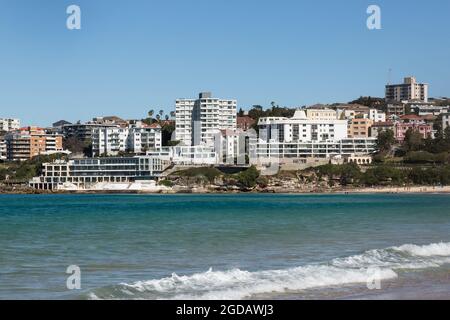 Sydney, Australie. Jeudi 12 août 2021. Les habitants s'entraînent et profitent d'une belle journée d'hiver avec une température maximale d'environ 22 ºC à Bondi Beach. Les restrictions de verrouillage pour certaines parties du Grand Sydney ont été encore étendues en raison de l'épandage de la variante Delta. Crédit : Paul Lovelace/Alamy Live News Banque D'Images