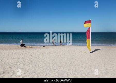 Sydney, Australie. Jeudi 12 août 2021. Les habitants s'entraînent et profitent d'une belle journée d'hiver avec une température maximale d'environ 22 ºC à Bondi Beach. Les restrictions de verrouillage pour certaines parties du Grand Sydney ont été encore étendues en raison de l'épandage de la variante Delta. Crédit : Paul Lovelace/Alamy Live News Banque D'Images