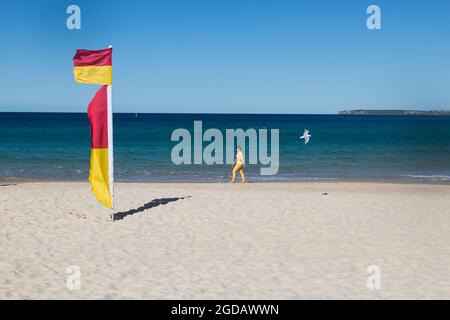 Sydney, Australie. Jeudi 12 août 2021. Les habitants s'entraînent et profitent d'une belle journée d'hiver avec une température maximale d'environ 22 ºC à Bondi Beach. Les restrictions de verrouillage pour certaines parties du Grand Sydney ont été encore étendues en raison de l'épandage de la variante Delta. Crédit : Paul Lovelace/Alamy Live News Banque D'Images