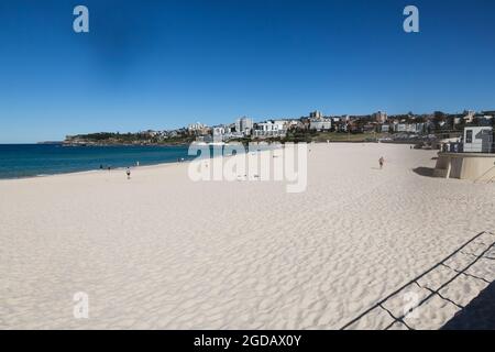 Sydney, Australie. Jeudi 12 août 2021. Les habitants s'entraînent et profitent d'une belle journée d'hiver avec une température maximale d'environ 22 ºC à Bondi Beach. Les restrictions de verrouillage pour certaines parties du Grand Sydney ont été encore étendues en raison de l'épandage de la variante Delta. Crédit : Paul Lovelace/Alamy Live News Banque D'Images