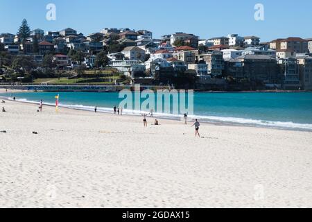 Sydney, Australie. Jeudi 12 août 2021. Les habitants s'entraînent et profitent d'une belle journée d'hiver avec une température maximale d'environ 22 ºC à Bondi Beach. Les restrictions de verrouillage pour certaines parties du Grand Sydney ont été encore étendues en raison de l'épandage de la variante Delta. Crédit : Paul Lovelace/Alamy Live News Banque D'Images