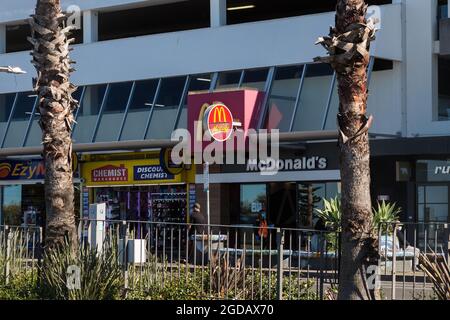 Sydney, Australie. Jeudi 12 août 2021. Magasins le long de Campbell Parade Bondi Beach, à l'air vide. Les restrictions de verrouillage pour certaines parties du Grand Sydney ont été encore étendues en raison de l'épandage de la variante Delta. Crédit : Paul Lovelace/Alamy Live News Banque D'Images