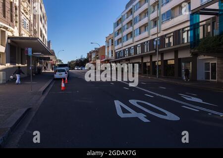 Sydney, Australie. Jeudi 12 août 2021. Magasins le long de Campbell Parade Bondi Beach, à l'air vide. Les restrictions de verrouillage pour certaines parties du Grand Sydney ont été encore étendues en raison de l'épandage de la variante Delta. Crédit : Paul Lovelace/Alamy Live News Banque D'Images