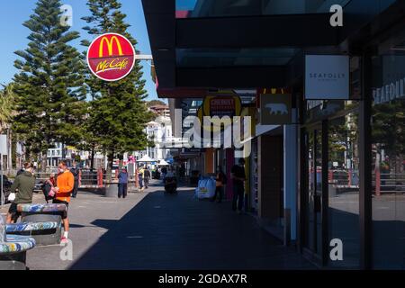 Sydney, Australie. Jeudi 12 août 2021. Magasins le long de Campbell Parade Bondi Beach, à l'air vide. Les restrictions de verrouillage pour certaines parties du Grand Sydney ont été encore étendues en raison de l'épandage de la variante Delta. Crédit : Paul Lovelace/Alamy Live News Banque D'Images