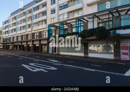 Sydney, Australie. Jeudi 12 août 2021. Rue Curlewis, Bondi Beach très vide. Les restrictions de verrouillage pour certaines parties du Grand Sydney ont été encore étendues en raison de l'épandage de la variante Delta. Crédit : Paul Lovelace/Alamy Live News Banque D'Images