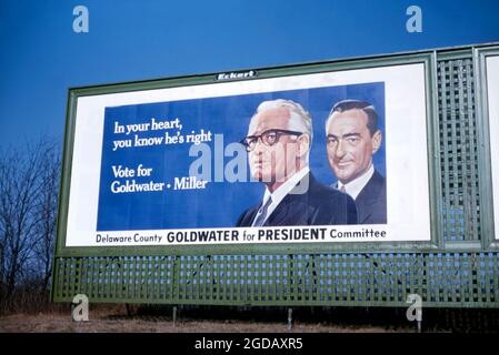 Un panneau publicitaire annonçant la campagne présidentielle de Barry Goldwater dans le comté de Delaware (Delco), en Pennsylvanie, aux États-Unis, en 1964. Barry Goldwater (1909–1998) était sénateur américain pour l'Arizona et candidat du Parti républicain à la présidence lors des élections de 1964. Connu pour son point de vue conservateur, Goldwater est le politicien le plus souvent reconnu pour la résurgence de la droite politique américaine dans les années 1960. William Edward Miller (1914–1983) était le colistier de Goldwater. Goldwater a perdu l’élection du démocrate en exercice Lyndon B. Johnson par l’une des plus grandes majorités de l’histoire. Banque D'Images