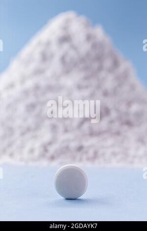 pilule blanche avec oxyde de zinc en arrière-plan, concept de vitamine. Banque D'Images