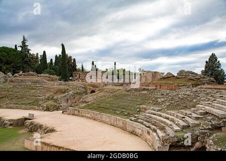 Coliseo o Arena de juegos romanos de la Ciudad de Merida, con arcos de entrada y gradas rodeándola Banque D'Images