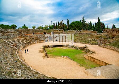 Coliseo o Arena de juegos romanos de la Ciudad de Merida, con arcos de entrada y gradas rodeándola Banque D'Images