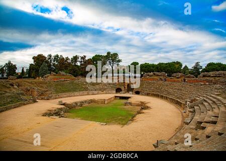 Coliseo o Arena de juegos romanos de la Ciudad de Merida, con arcos de entrada y gradas rodeándola Banque D'Images