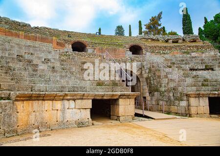 Coliseo o Arena de juegos romanos de la Ciudad de Merida, con arcos de entrada y gradas rodeándola Banque D'Images