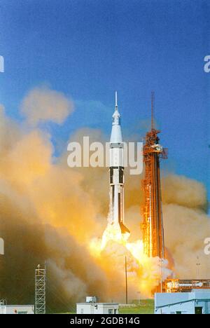 Apollo 7 se lève de Cape Canaveral le 11 octobre 1968. C'était le premier vol du programme Apollo Banque D'Images