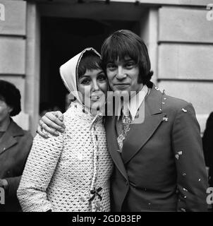 Photo de dossier datée du 10/10/1969 d'una Stubbs avec Nicky Henson après leur mariage à l'hôtel de ville de Wandsworth, Londres. L'actrice, connue pour ses rôles dans des émissions télévisées comme Worzel Gummidge, Till Death US Do part, Sherlock et EastEnders, est décédée à l'âge de 84 ans. Date de publication : jeudi 12 août 2021. Banque D'Images