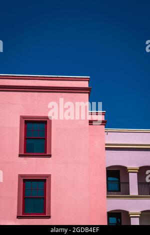 Façades de bâtiments colorées au ciel bleu clair et profond Banque D'Images