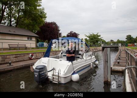 Un bateau de loisirs traversant l'écluse de Shepperton sur la Tamise Banque D'Images