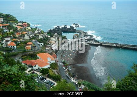 Vue sur le village de Seixal, la plage de sable noir et l'océan. Île de Madère Banque D'Images