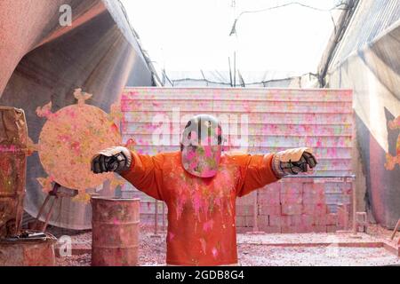 Cible de paintball vivante vêtue d'orange Banque D'Images