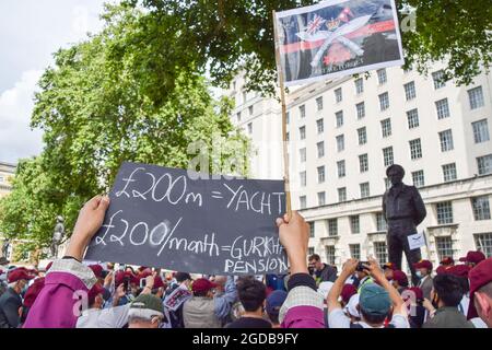 Londres, Royaume-Uni. 31 juillet 2021. Des manifestants vétérans de Gurkha devant Downing Street. Les manifestants se sont rassemblés à Westminster pour réclamer que le gouvernement britannique réagisse à leurs griefs, notamment les pensions inégales qui, selon les manifestants, sont accordées aux anciens combattants de l'armée Gurkha par rapport à leurs homologues britanniques. Banque D'Images