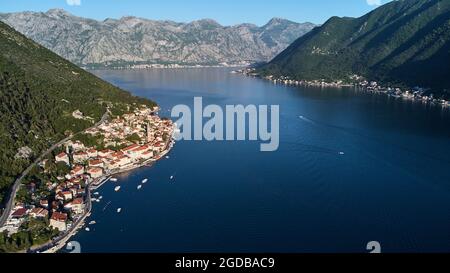 Vue aérienne de la ville de Perast et de la baie de Kotor au Monténégro. Banque D'Images