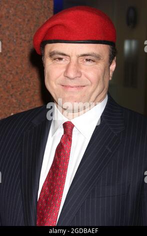 Curtis Sliwa, fondateur des Guardian Angels, assiste à la première de la troisième saison des 'DAMAGESs' de FX au AXA Equitable Centre de New York le 19 janvier 2010. Crédit photo : Henry McGee/MediaPunch Banque D'Images