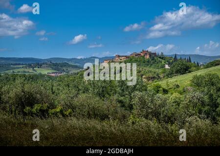 Trekking à Certaldo pour découvrir les ravins de Casale, un paysage aux phénomènes érosifs avec une visite finale à l'ancien village de Certaldo, prov Banque D'Images