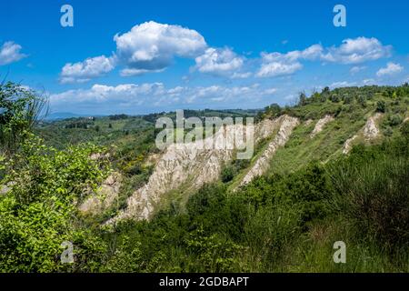 Trekking à Certaldo pour découvrir les ravins de Casale, un paysage aux phénomènes érosifs avec une visite finale à l'ancien village de Certaldo, prov Banque D'Images