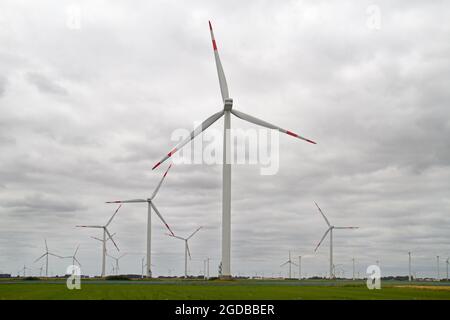 Production d'énergie éolienne, paysage agricole en Allemagne avec beaucoup d'éoliennes géantes Banque D'Images