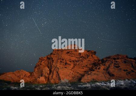 Le 12 août 2021 - Lake Mead National Recreation Area, Nevada, États-Unis - des satellites sont observés sur le ciel nocturne au-dessus de Redstone Dune Trail dans le Lake Mead National Recreation Area le 12 août 2021. Souvent confus pour les météores, plus de 6000 objets qui environ la moitié sont inactifs, volent dans l'atmosphère au-dessus de la Terre selon Geospatial World. (Image de crédit : © David Becker/ZUMA Press Wire) Banque D'Images