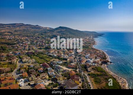 Vue sur la ville lu Bagnu Castelsardo situé sur le golfe d'Asinara, Gallura, sur l'île de Sardaigne, Italie, Europe. Banque D'Images