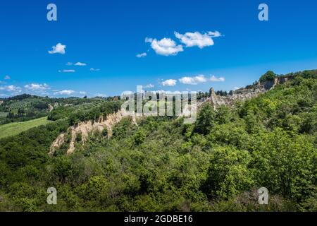 Trekking à Certaldo pour découvrir les ravins de Casale, un paysage aux phénomènes érosifs avec une visite finale à l'ancien village de Certaldo, prov Banque D'Images