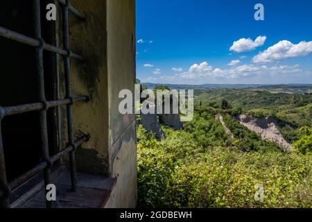 Ancienne maison abandonnée et trekking à Certaldo pour découvrir les ravins de Casale, un paysage avec des phénomènes érosifs avec une visite finale à l'ancienne Banque D'Images
