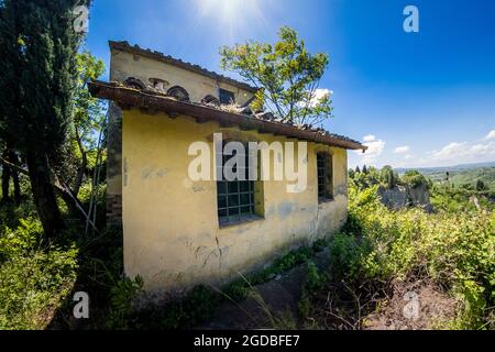 Ancienne maison abandonnée et trekking à Certaldo pour découvrir les ravins de Casale, un paysage avec des phénomènes érosifs avec une visite finale à l'ancienne Banque D'Images