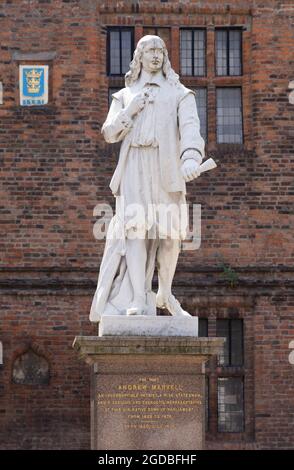 La statue d'Andrew Marvell, poète et politicien anglais du XVIIe siècle, par William Day Keyworth Junior, inTrinity Square, Hull, Yorkshire, Royaume-Uni Banque D'Images