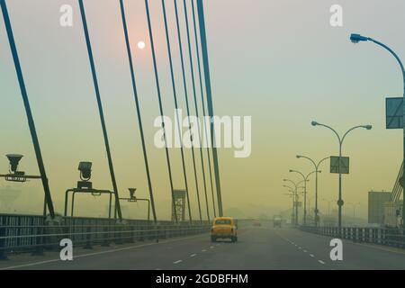 Vidyasagar Setu (pont) au-dessus du Gange, 2e pont Hooghly à Kolkata, Bengale-Occidental, Inde. Tourné en hiver matin. Relie Howrah et Kolkata, long Banque D'Images