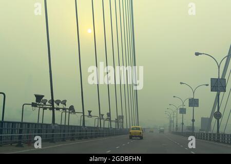 Vidyasagar Setu (pont) au-dessus du Gange, 2e pont Hooghly à Kolkata, Bengale-Occidental, Inde. Tourné en hiver matin. Relie Howrah et Kolkata, long Banque D'Images