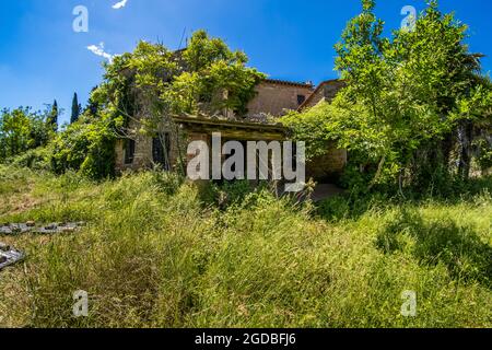 Ancienne maison abandonnée et trekking à Certaldo pour découvrir les ravins de Casale, un paysage avec des phénomènes érosifs avec une visite finale à l'ancienne Banque D'Images