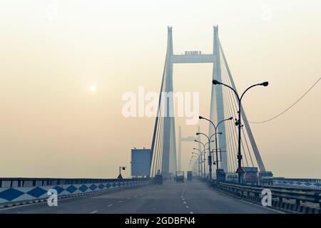 Vidyasagar Setu (pont) au-dessus du Gange, 2e pont Hooghly à Kolkata, Bengale-Occidental, Inde. Tourné en hiver matin. Relie Howrah et Kolkata, long Banque D'Images