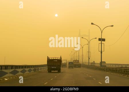 KOLKATA, BENGALE-OCCIDENTAL , INDE - 27 NOVEMBRE 2016 : Vidyasagar Setu (pont) au-dessus du Gange, 2ème pont Hooghly à Kolkata, Bengale-Occidental, Inde. Prise de vue Banque D'Images