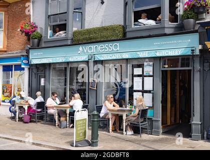Café du Yorkshire ; personnes assises à l'extérieur manger et boire au café Vanessa et épicerie fine, à Beverley en été soleil, Beverley Yorkshire Royaume-Uni Banque D'Images