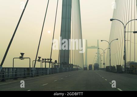 Vidyasagar Setu (pont) au-dessus du Gange, 2e pont Hooghly à Kolkata, Bengale-Occidental, Inde. Tourné en hiver matin. Relie Howrah et Kolkata, long Banque D'Images