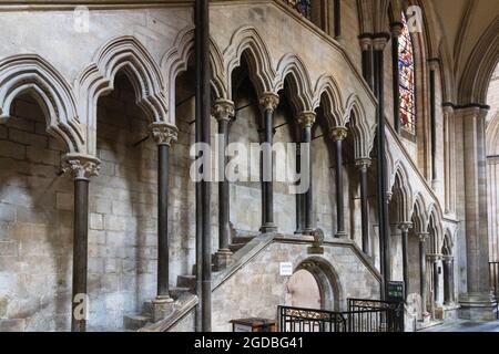 Intérieur de Beverley Minster ; les escaliers dans le mur de l'allée North Choir ont d'abord conduit à la Maison de Chapitre, Beverley Minster, Beverley Yorkshire UK Banque D'Images