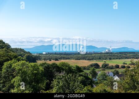 Vue sur le moulin à papier jusqu'à l'île d'Arran en silhouette et à distance de la colline au-dessus de Dundonald sur la côte ouest de l'Écosse Banque D'Images